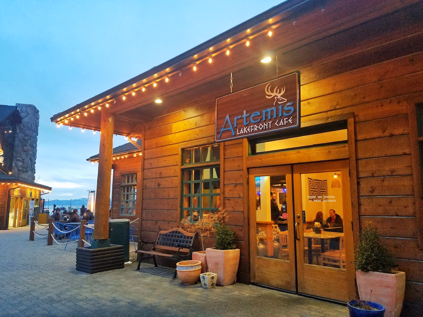 Artemis Lakefront Café