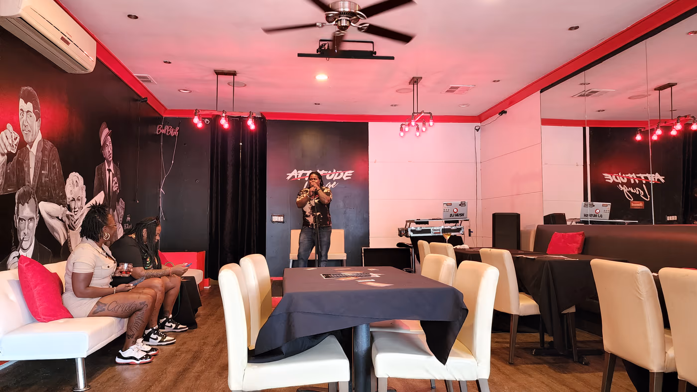 Attitude lounge photo 2