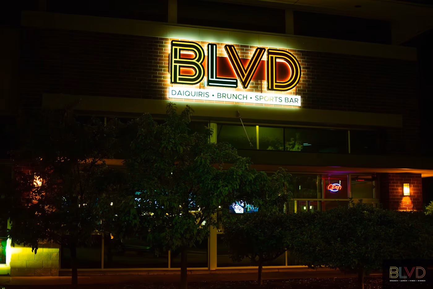 BLVD: Brunch Lunch Vibes Dinner (Daiquiris Wings & Seafood) photo 3
