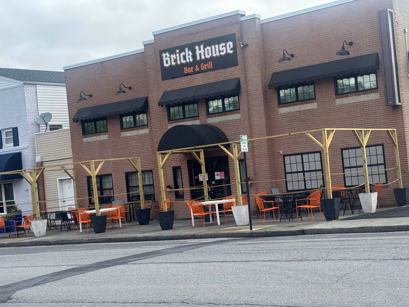 Brick House Bar & Grill photo 4