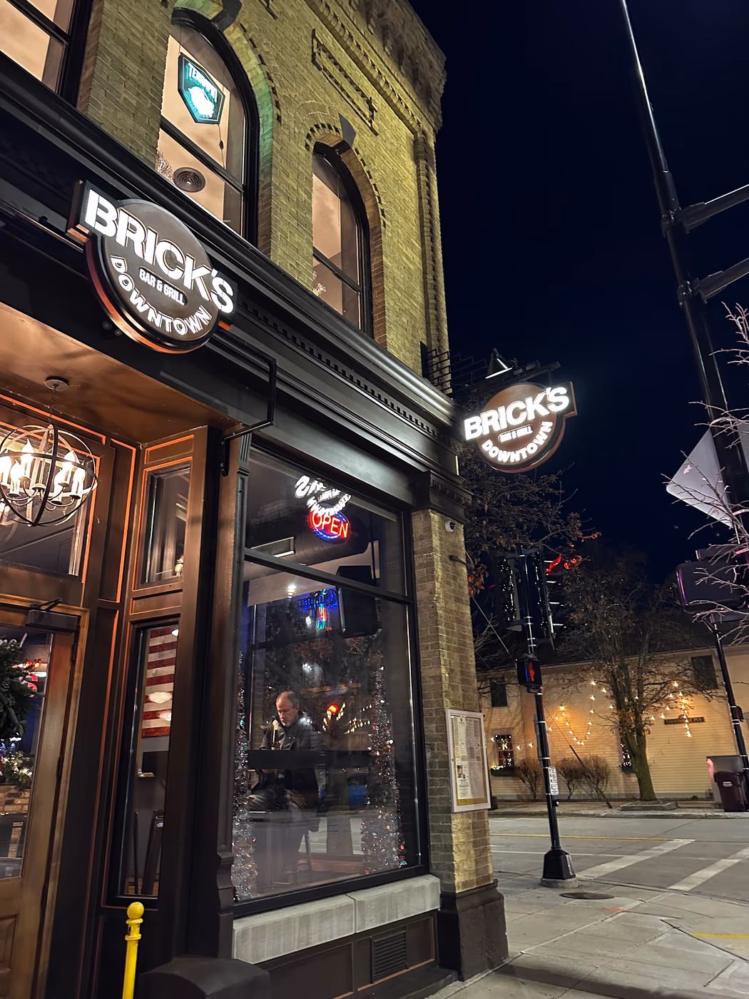Brick's Downtown Bar & Grill