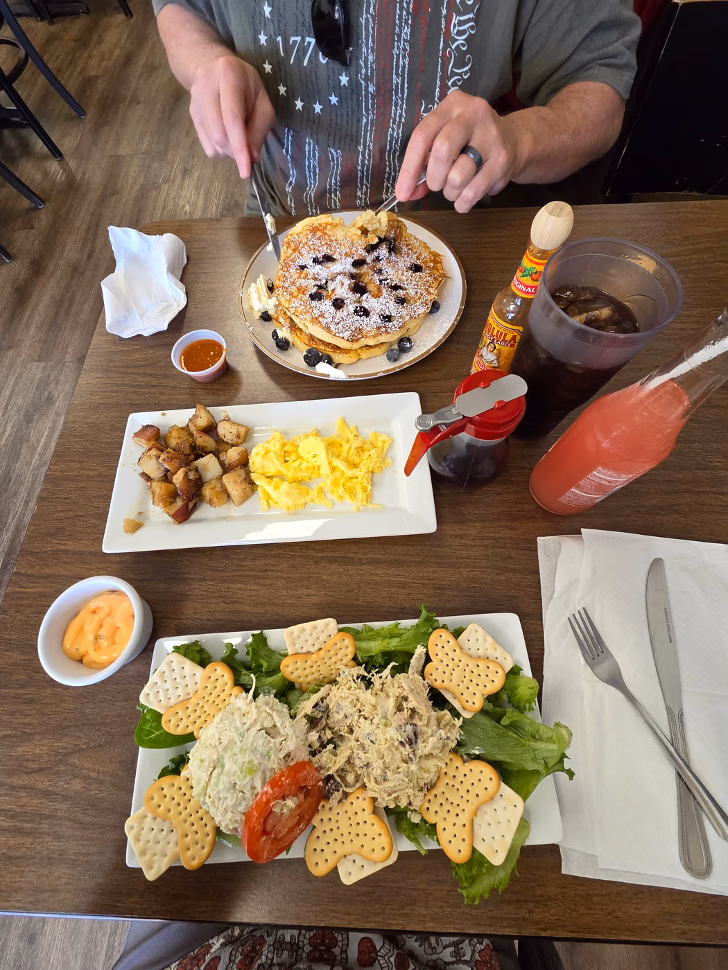 Celebrity Diner and Bakery photo 3