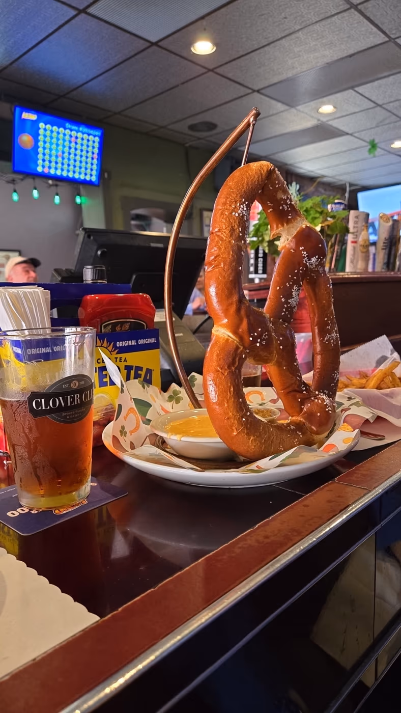 Clover Club Sports Tavern & Eatery photo 4