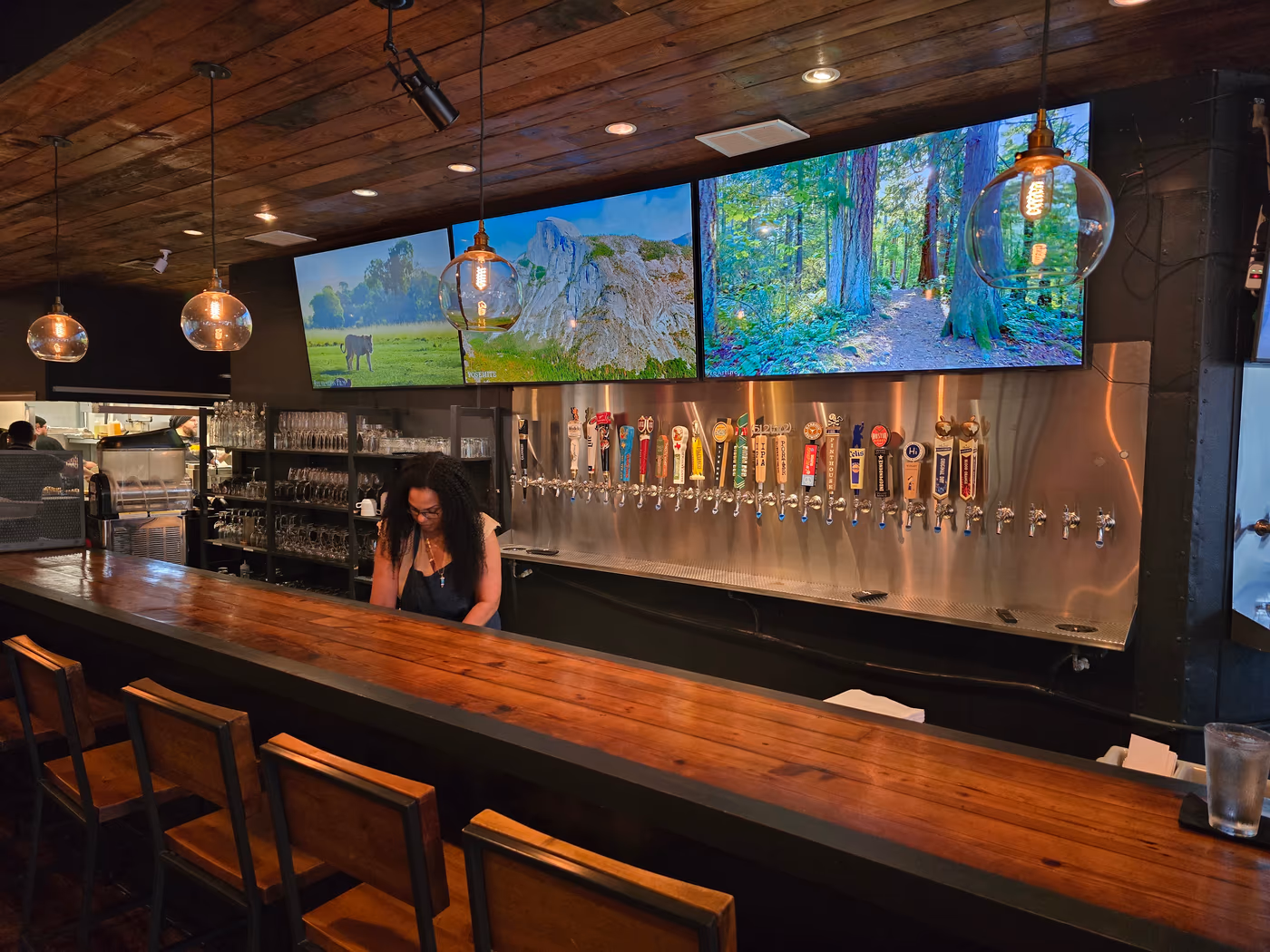 COMMUNITY Kitchen + Taproom
