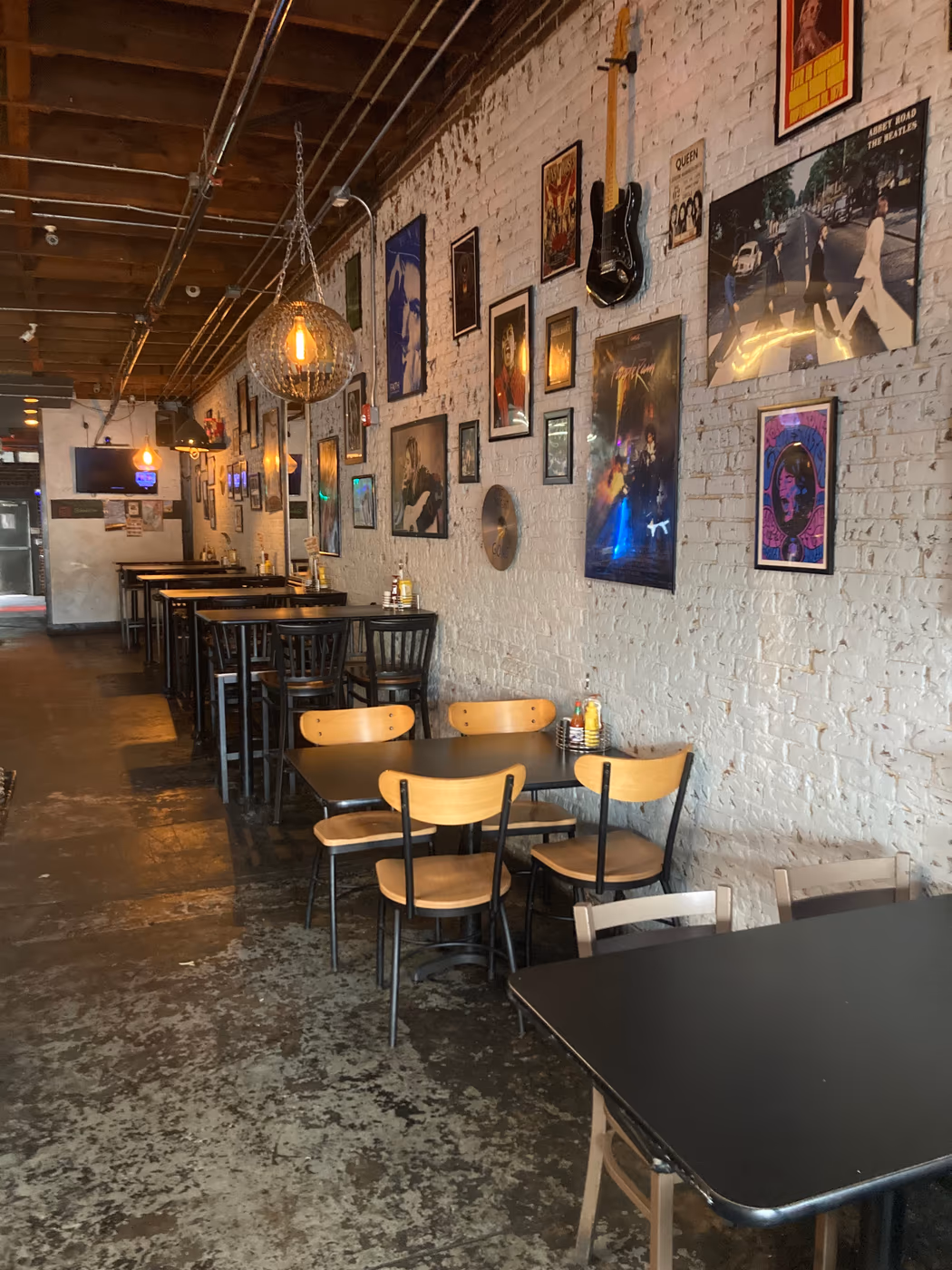 Decades Pub and Grub