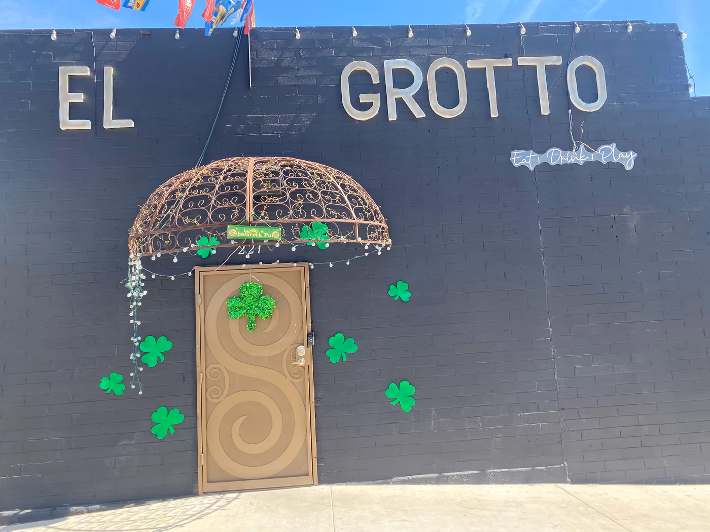 EL GROTTO Bar & Eatery