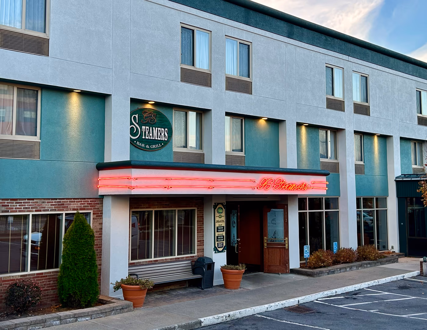 GS Steamers Bar & Grill