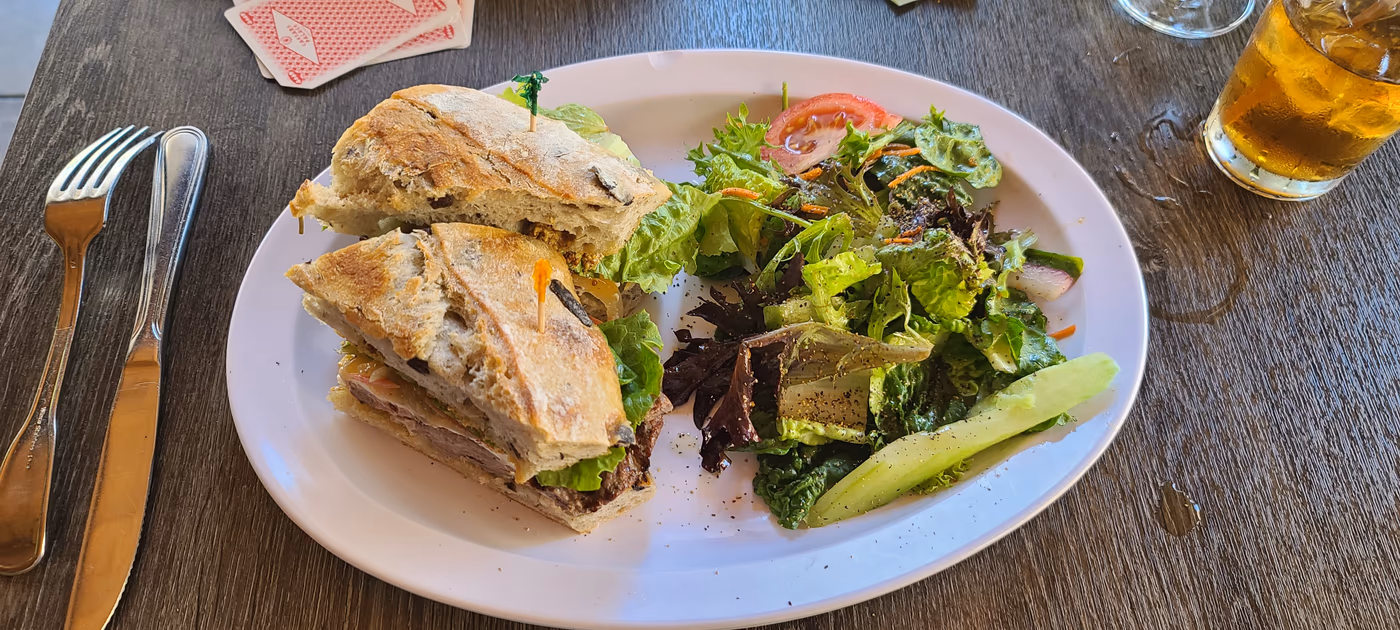 Hapy Bistro