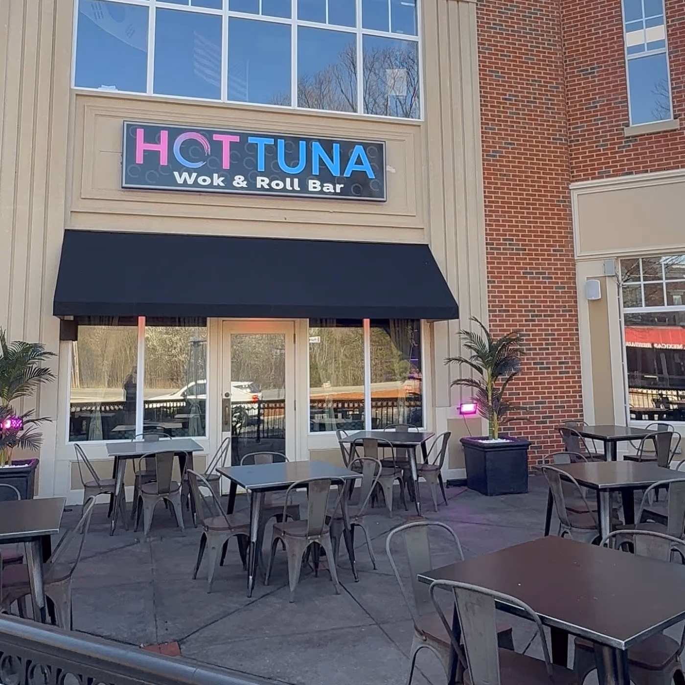 Hot Tuna Wok & Roll Bar photo 2