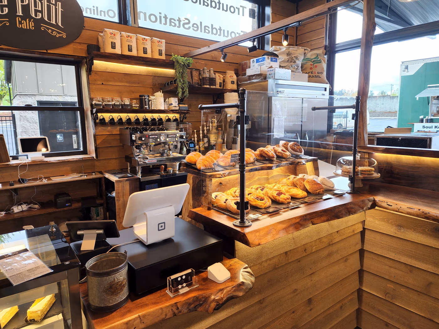 Le Petit Café Troutdale