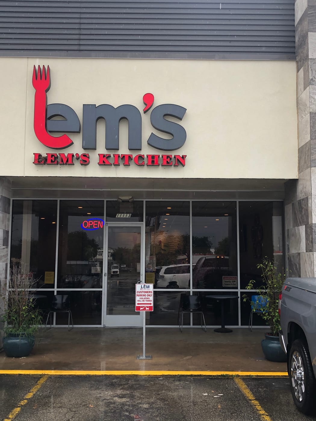 Lem's Kitchen & Lounge