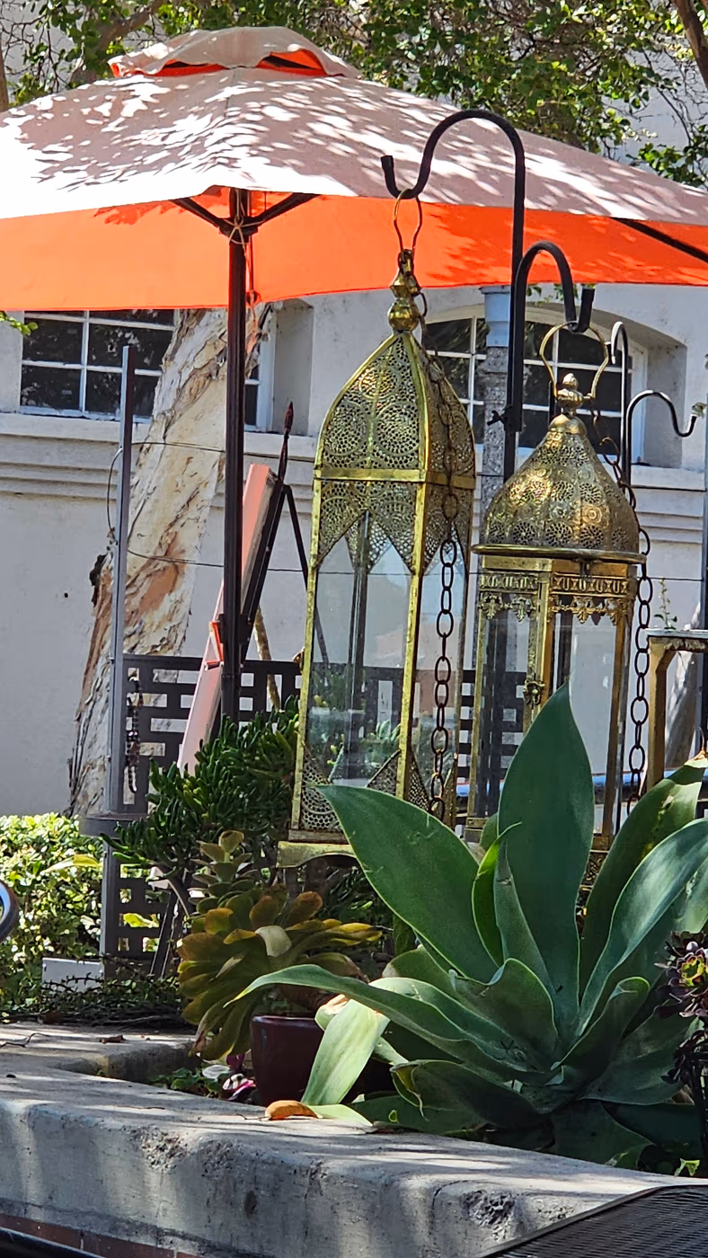 Les Amis Restaurant & Lounge