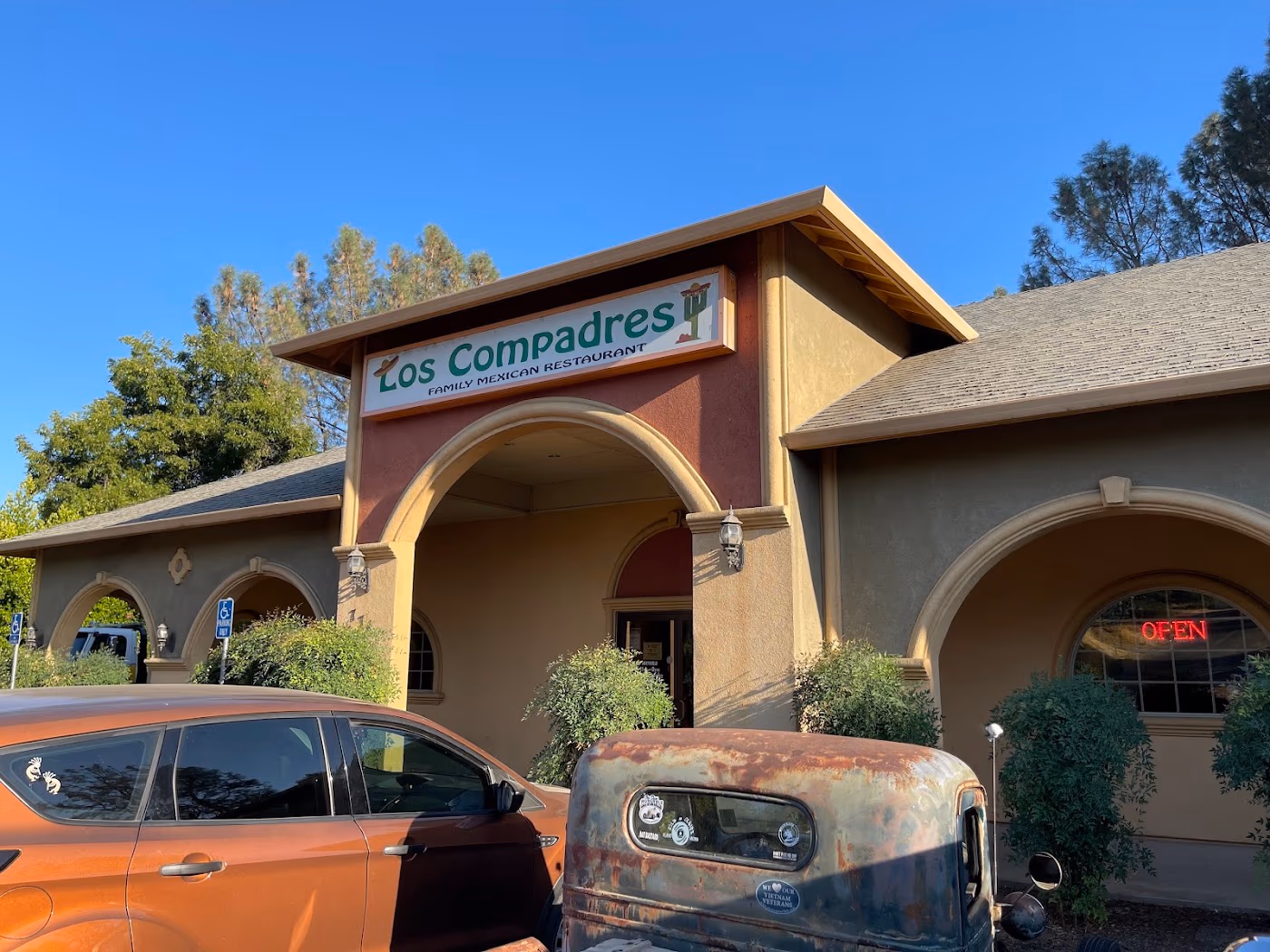 Los Compadres Restaurant