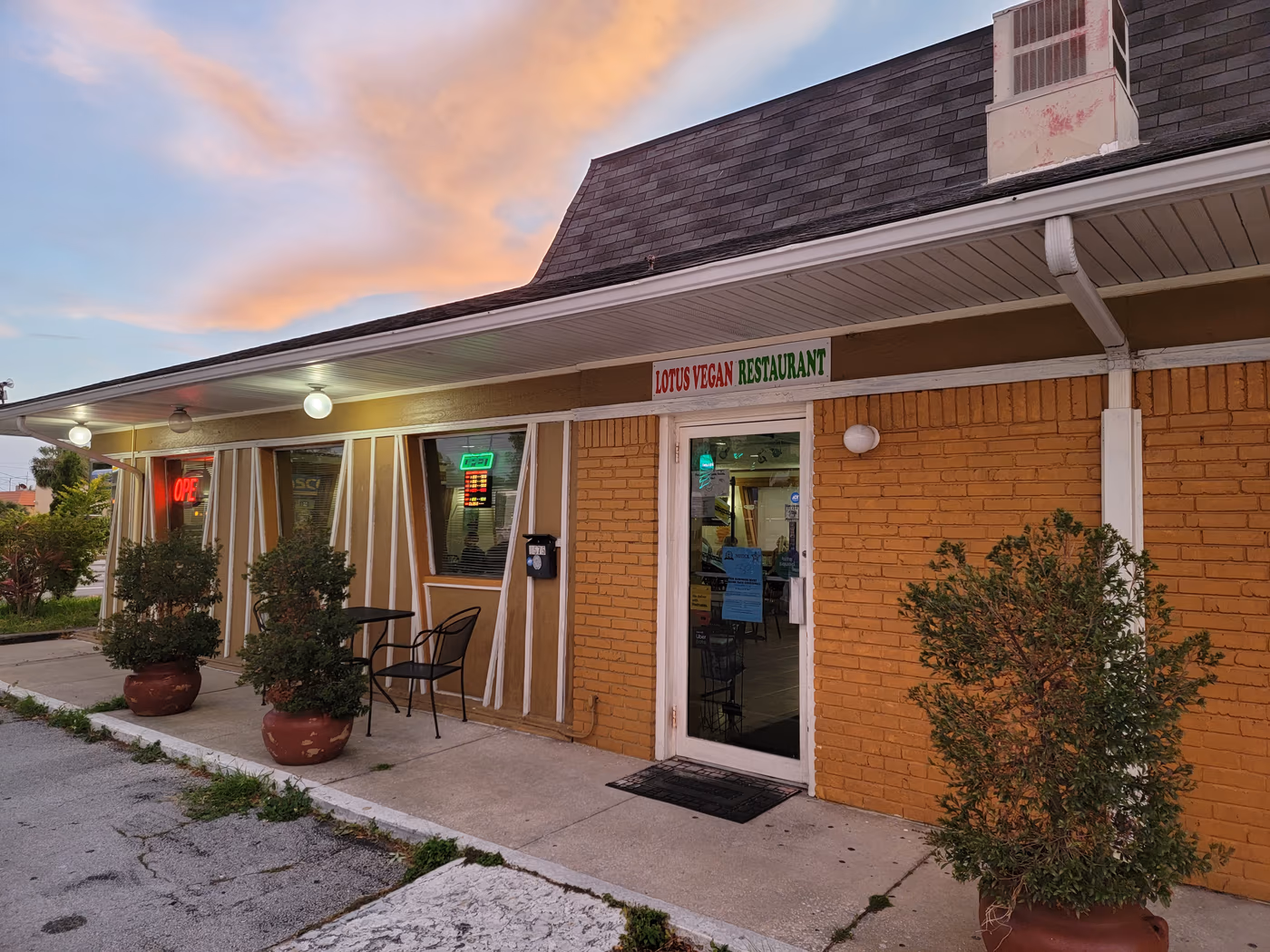 Lotus Vegan Restaurant (Nhà Hàng Chay Hoa Sen)