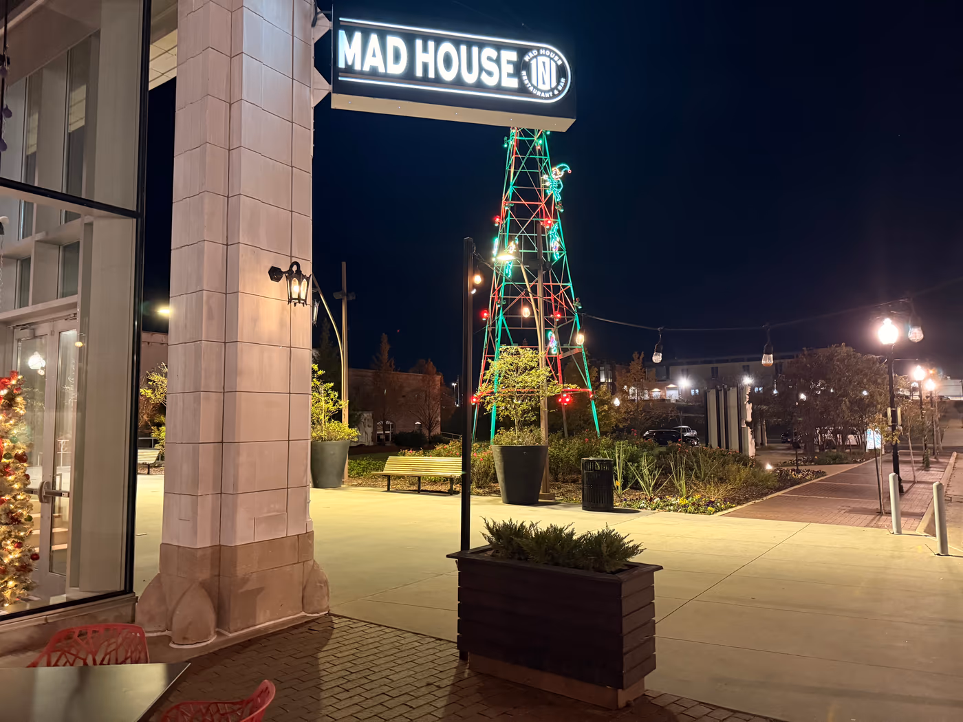MAD House 101 Restaurant & Bar photo 4