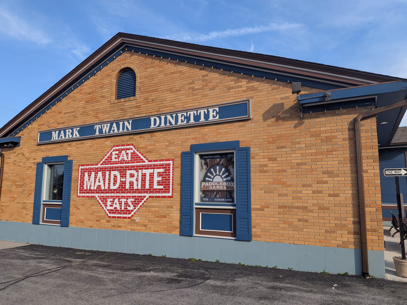 Mark Twain Dinette: Maid photo 2