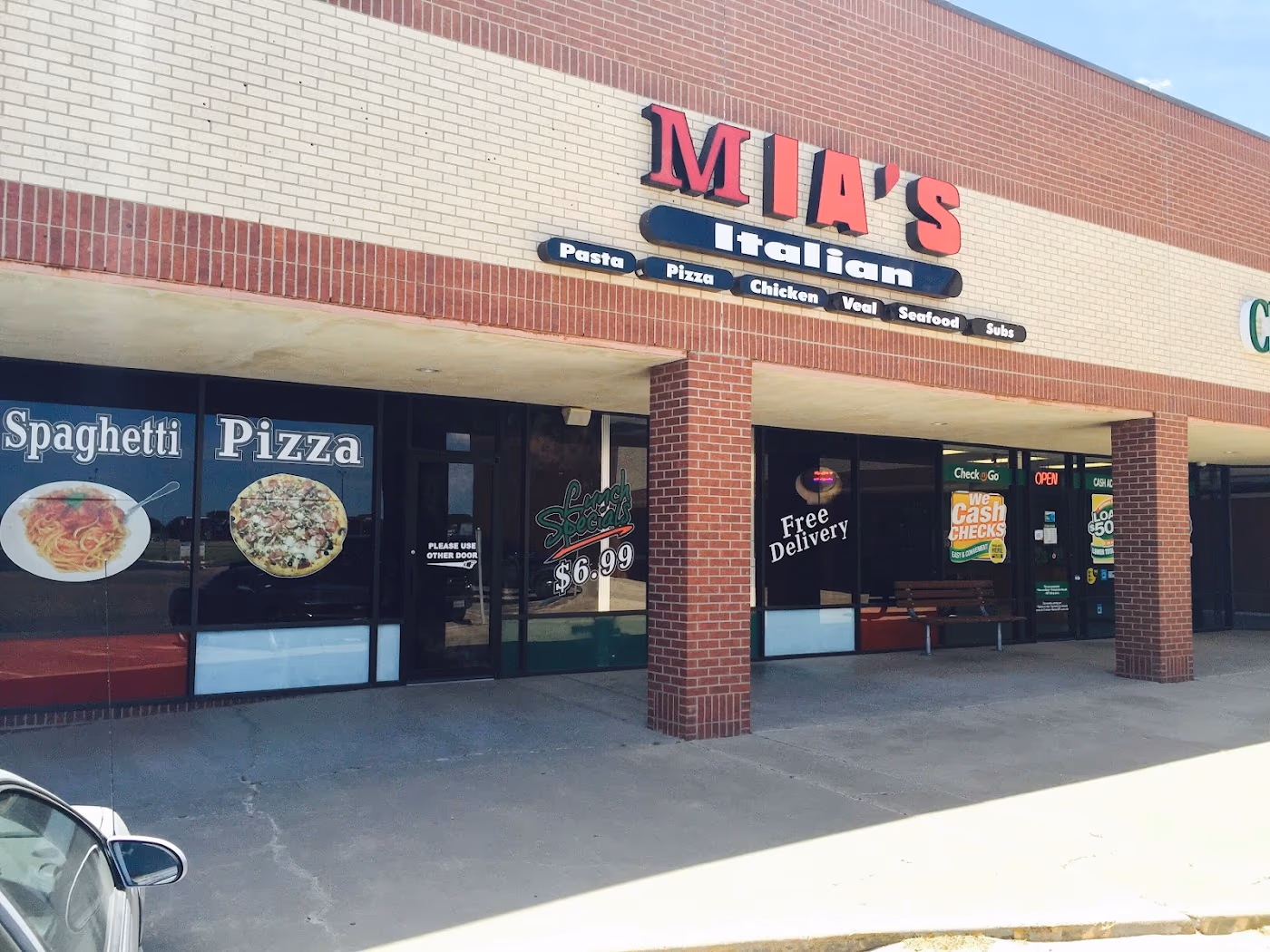Mia's Pizzeria & Restaurant photo 2