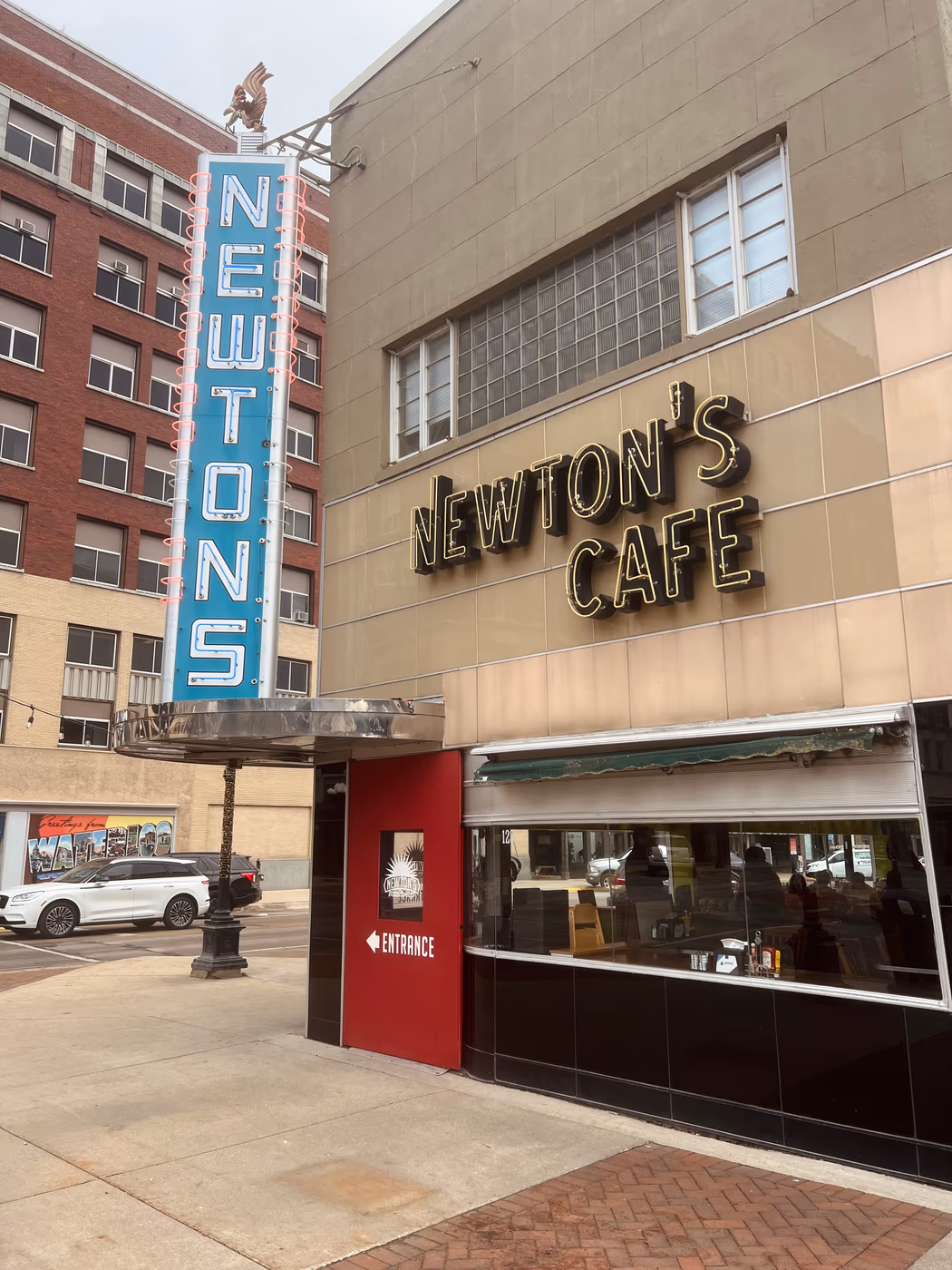 Newton's Paradise Cafe