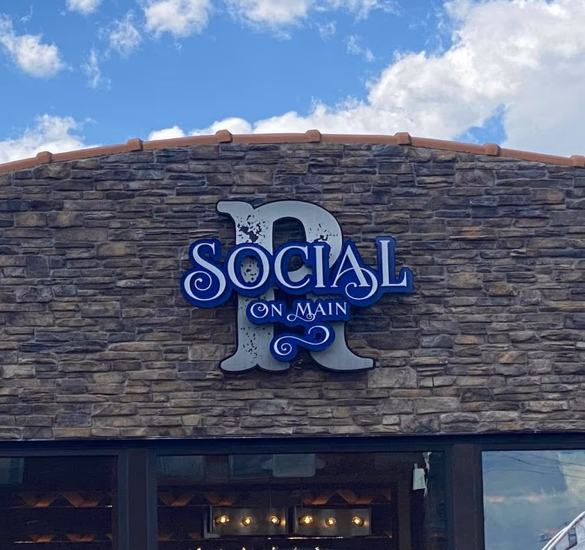 R Social On Main photo 3