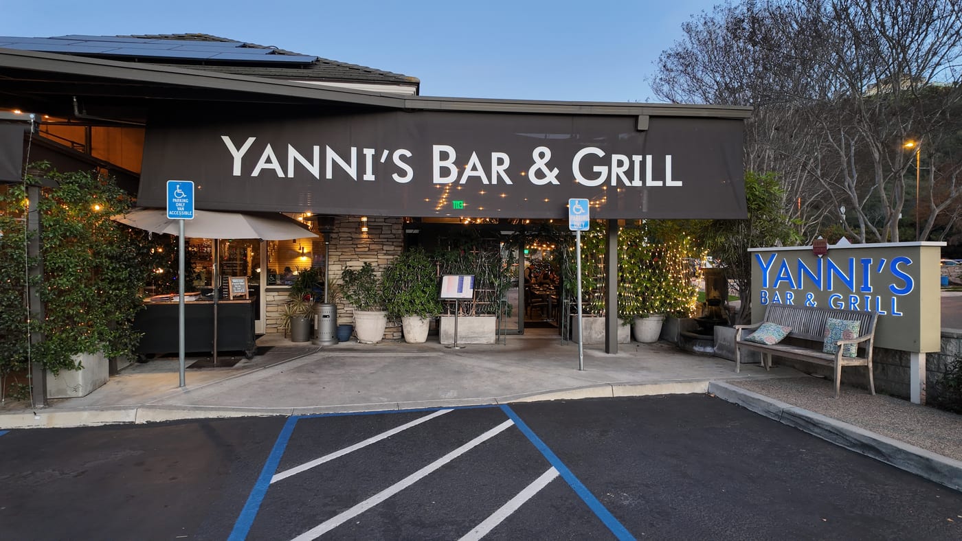 Yanni's Bar & Grill
